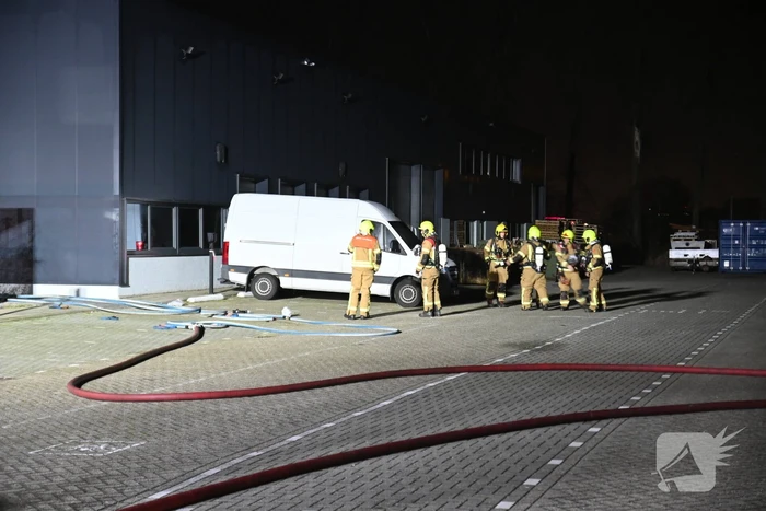 Passerende beveiligers slaan alarm bij brand in verbouwd bedrijfspand