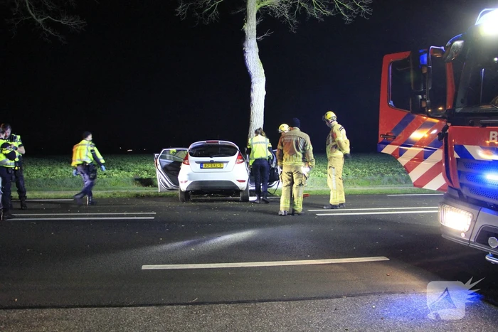 Bestuurder zwaargewond bij aanrijding met boom