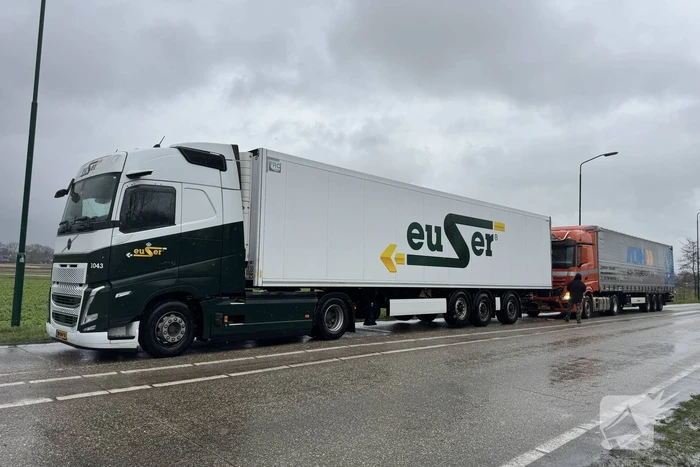 Gewonde bij aanrijding tussen vrachtwagens