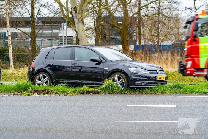 Twee auto's botsen op elkaar