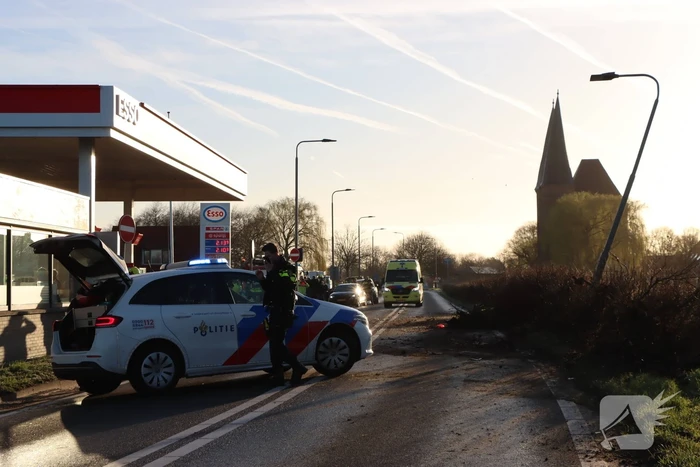 Auto-ongeluk zorgt voor ravage
