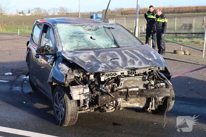 Auto-ongeluk zorgt voor ravage