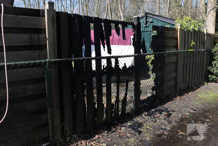 Brand in afvalbakken slaat over naar schutting