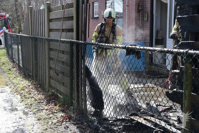 Brand in afvalbakken slaat over naar schutting