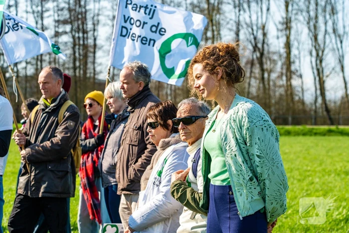 Tweede Kamerlid spreekt tijdens protest