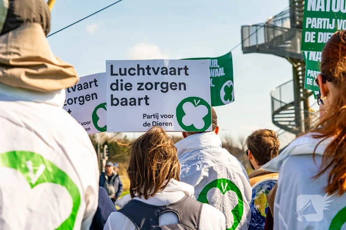Tweede Kamerlid spreekt tijdens protest