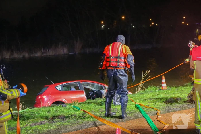 Voertuig te water in Vijfhuizen