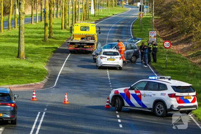 Ongeval veroorzaakt verkeershinder door beschadigde auto's