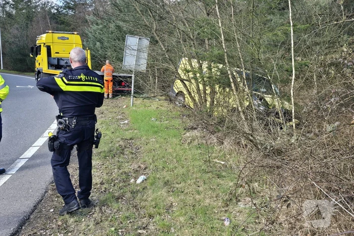 Bus raakt van de weg en belandt in bosje