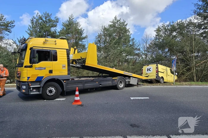 Bus raakt van de weg en belandt in bosje
