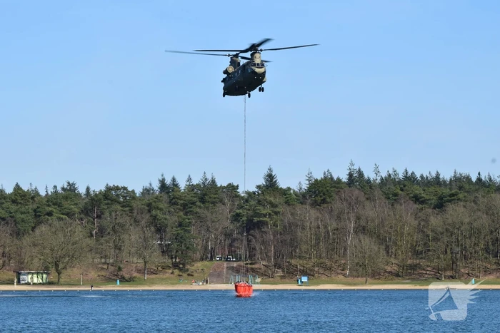 Chinook-helikopters oefenen met brandbestrijding