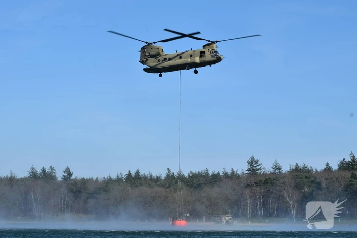 Chinook-helikopters oefenen met brandbestrijding