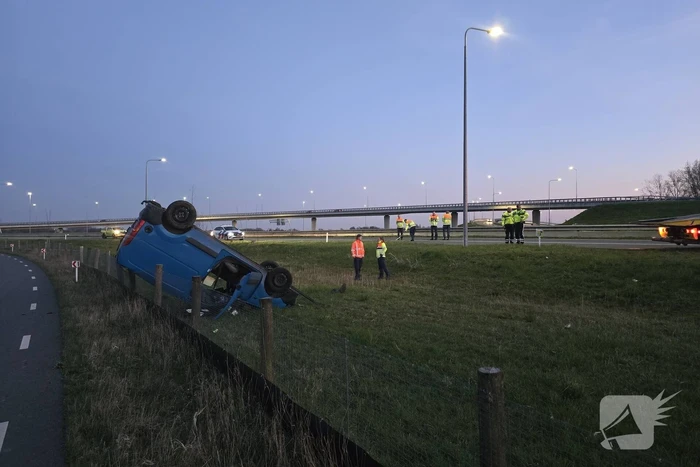 Bestuurder onder invloed aangehouden na op de kop slaan met voertuig