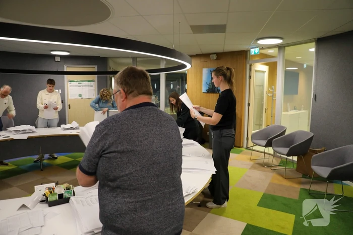 Tellen van stemmen in gemeentehuis