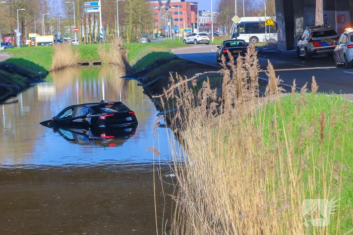 Auto te water bij snelwegafrit