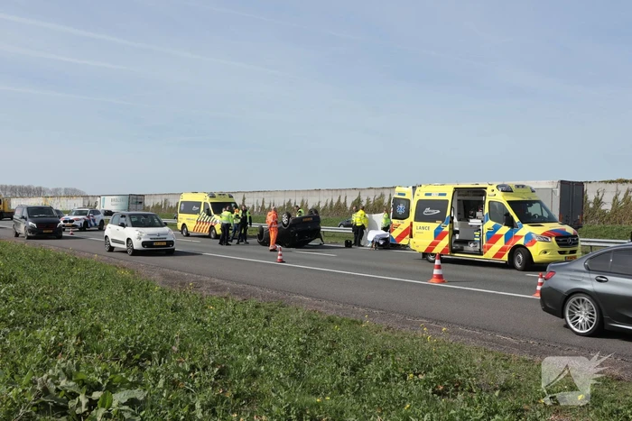 Eenzijdig ongeval leidt tot verkeersongevallen op drukke snelweg