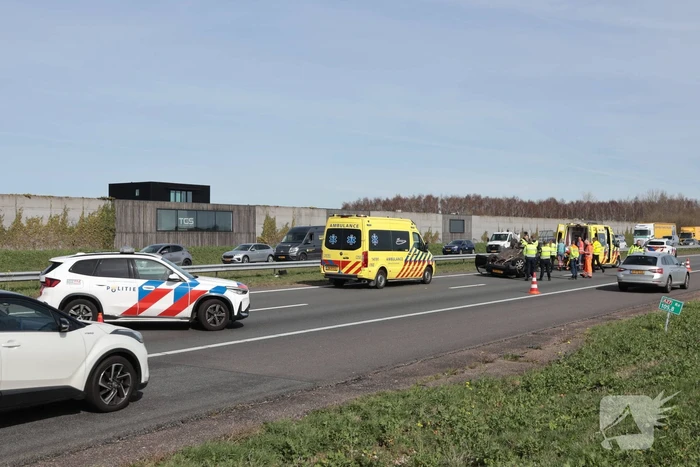 Eenzijdig ongeval leidt tot verkeersongevallen op drukke snelweg