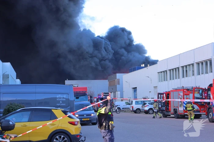 Voertuigbrand leidt tot grote inzet van hulpdiensten