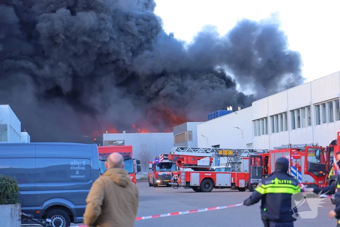 Voertuigbrand leidt tot grote inzet van hulpdiensten