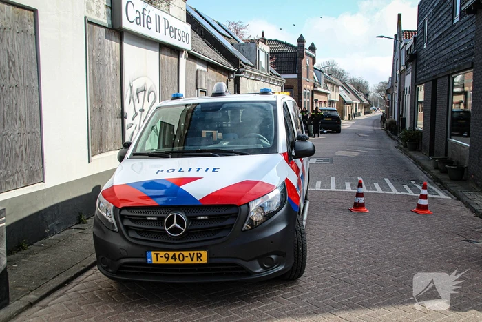 Auto botst tegen woning na aanrijding met paal