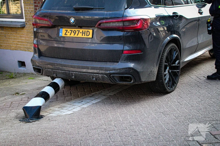 Auto botst tegen woning na aanrijding met paal