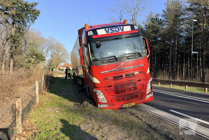 Vrachtwagen kantelt bijna na vastrijden in berm