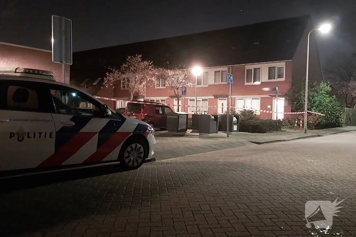 Mogelijke steekincident in woning op woonerf