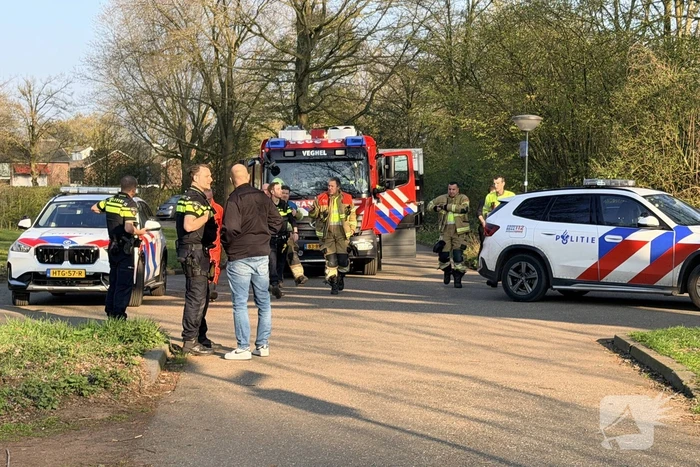 Brandweer zoekt persoon in water