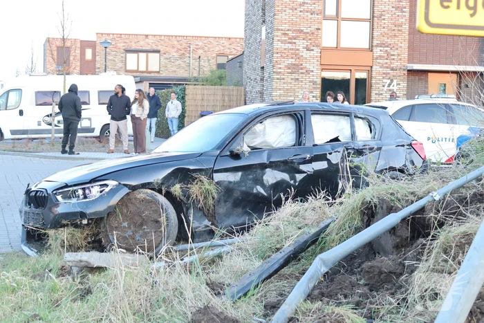 Auto slaat over de kop na ongeval