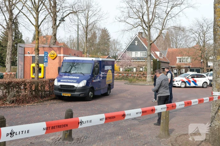 Geldwagen haalt resterend geld op na plofkraak in Laren