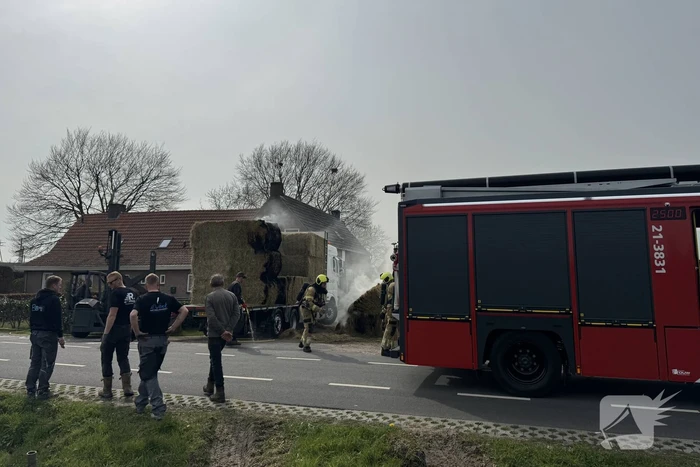 Brand in vrachtwagen met hooi