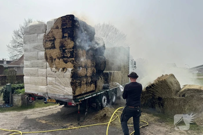 Brand in vrachtwagen met hooi