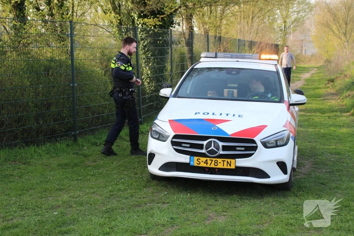 Brand verwoest riet langs het water