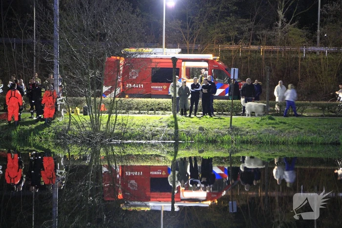 Brandweer start zoektocht nadat auto te water raakt