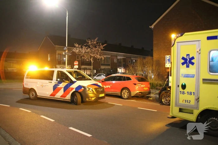 Auto botst met hoge snelheid op geparkeerde voertuigen