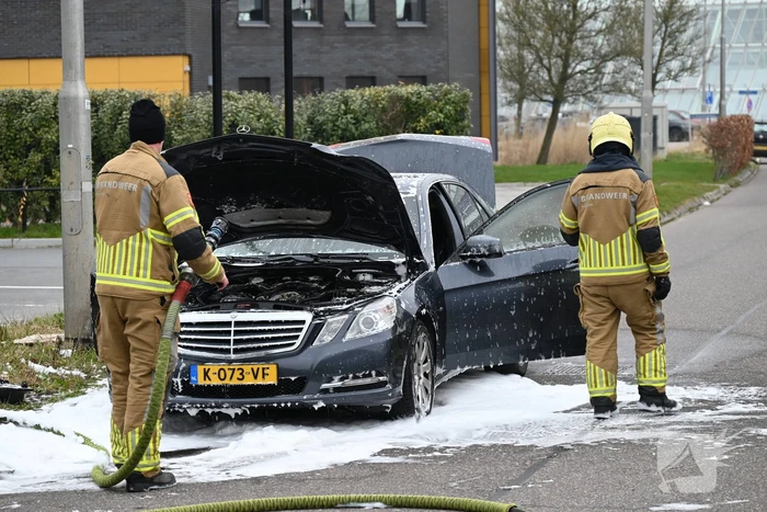 Brandweer snel ter plaatse bij autobrand