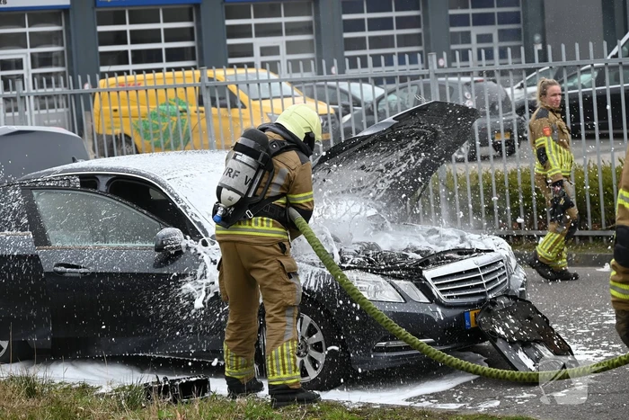 Brandweer snel ter plaatse bij autobrand