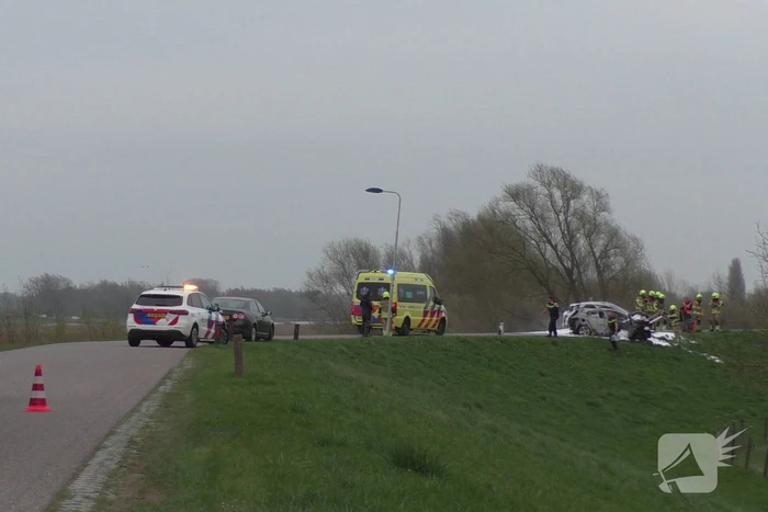Vlammen uit auto na aanrijding