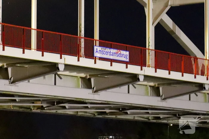 Riviercruiseboot botst tegen brug