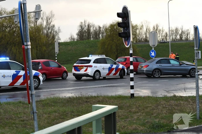 Aanrijding tussen bestelbus en personenwagen