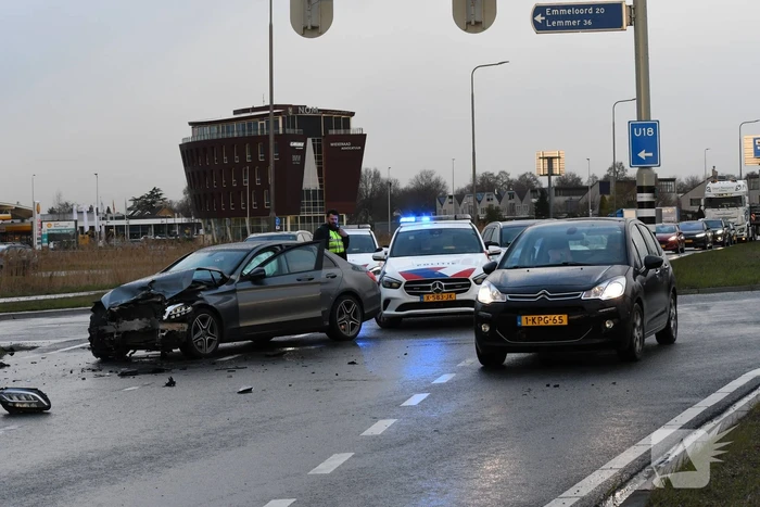 Aanrijding tussen bestelbus en personenwagen