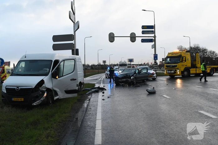 Aanrijding tussen bestelbus en personenwagen
