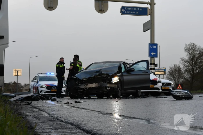 Aanrijding tussen bestelbus en personenwagen