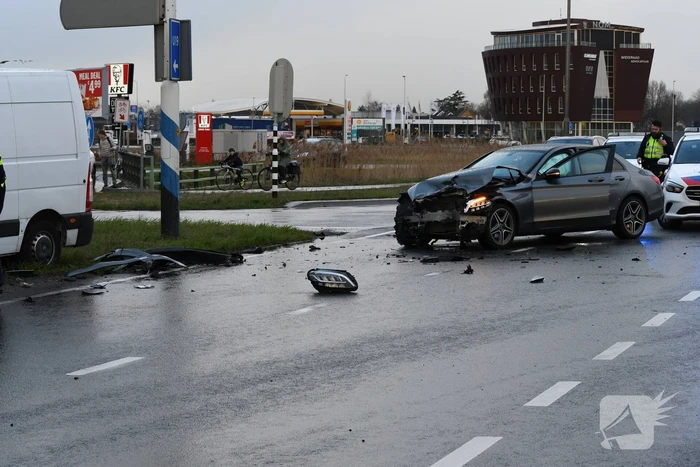 Aanrijding tussen bestelbus en personenwagen