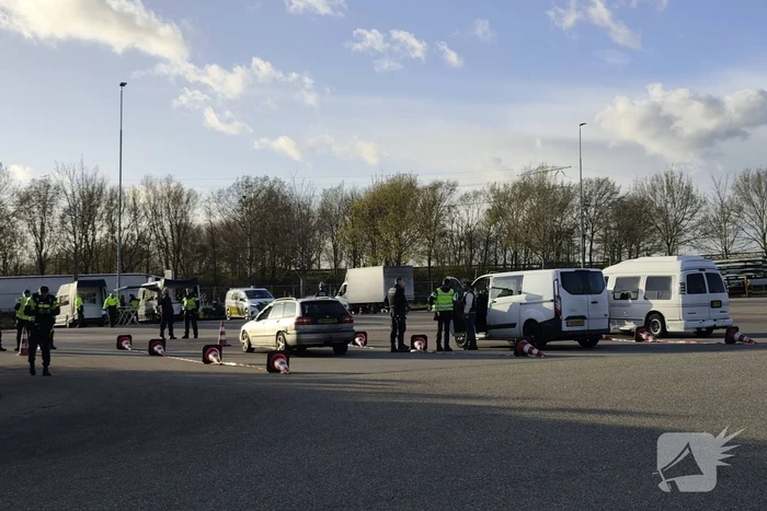 Grote verkeerscontrole op terrein van Rijkswaterstaat