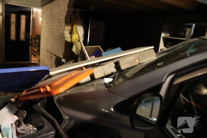 Bestuurder onder invloed botst tegen schuur