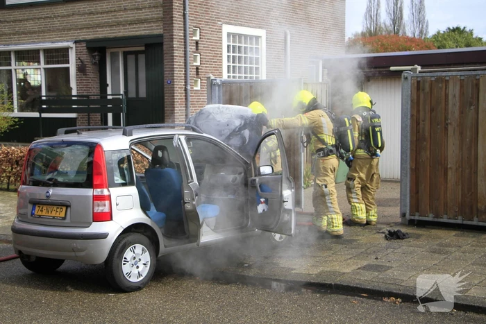 Man duwt brandende auto de straat op om garage te beschermen
