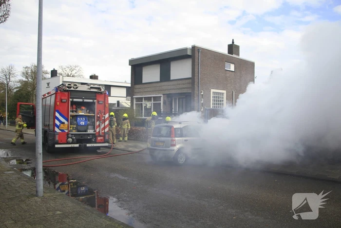 Man duwt brandende auto de straat op om garage te beschermen