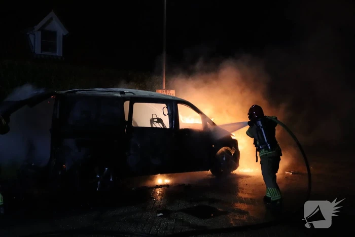Explosie leidt tot auto brand