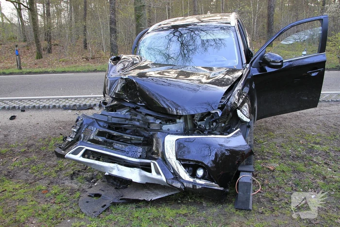 Auto botst tegen boom met bestuurder gewond